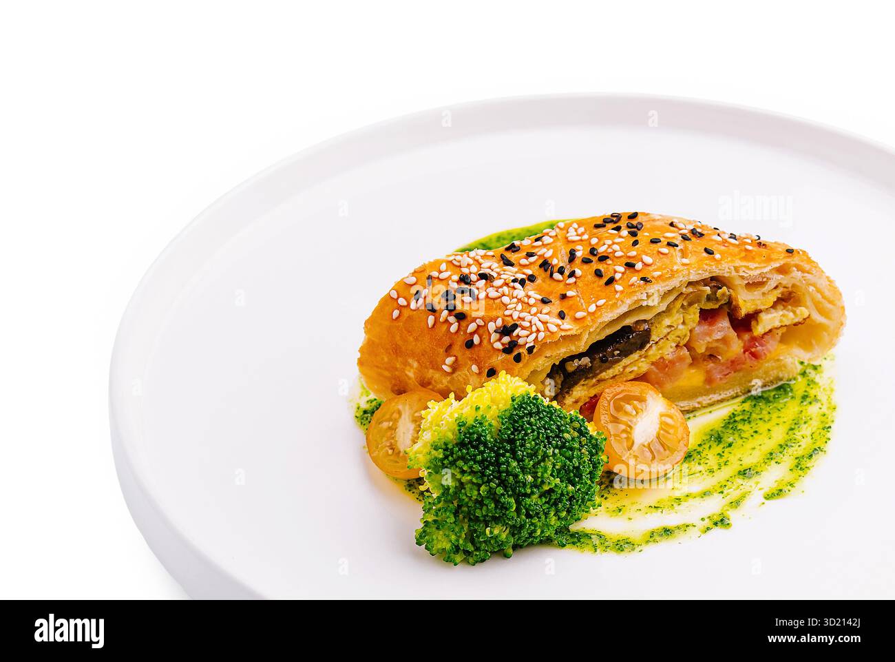 Kulinarische Kunst mit Gourmet-Gebäck mit Gemüse auf einem minimalistischen Teller Stockfoto