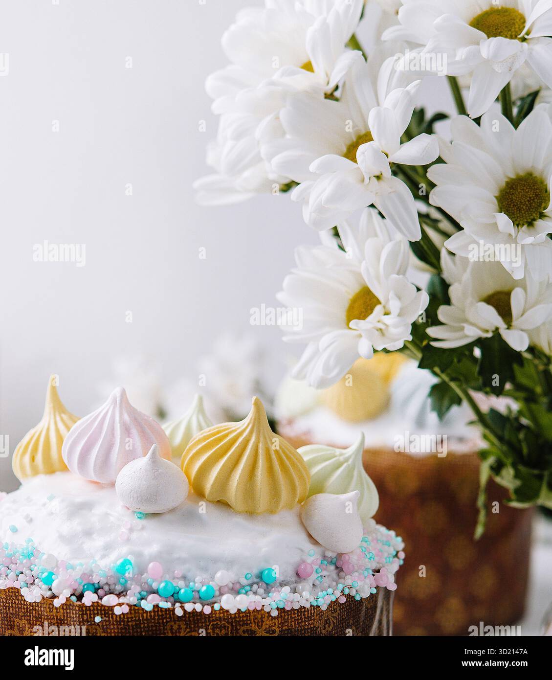Osterkuchen mit Frühlingsblumendekoration Stockfoto