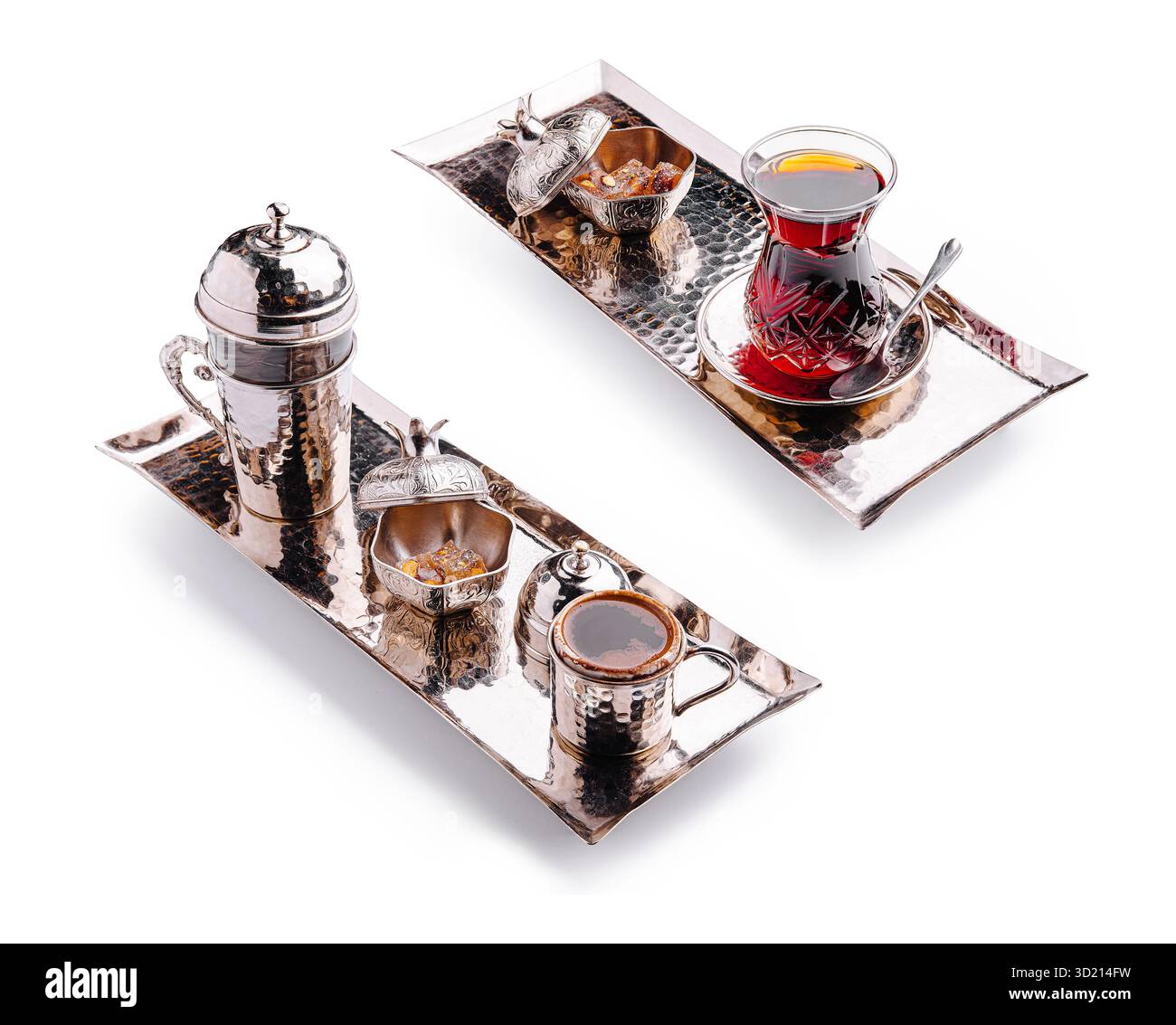 Traditioneller türkischer Tee, serviert auf einem kunstvollen Tablett mit kleinen Süßigkeiten in einer dekorativen Schüssel Stockfoto