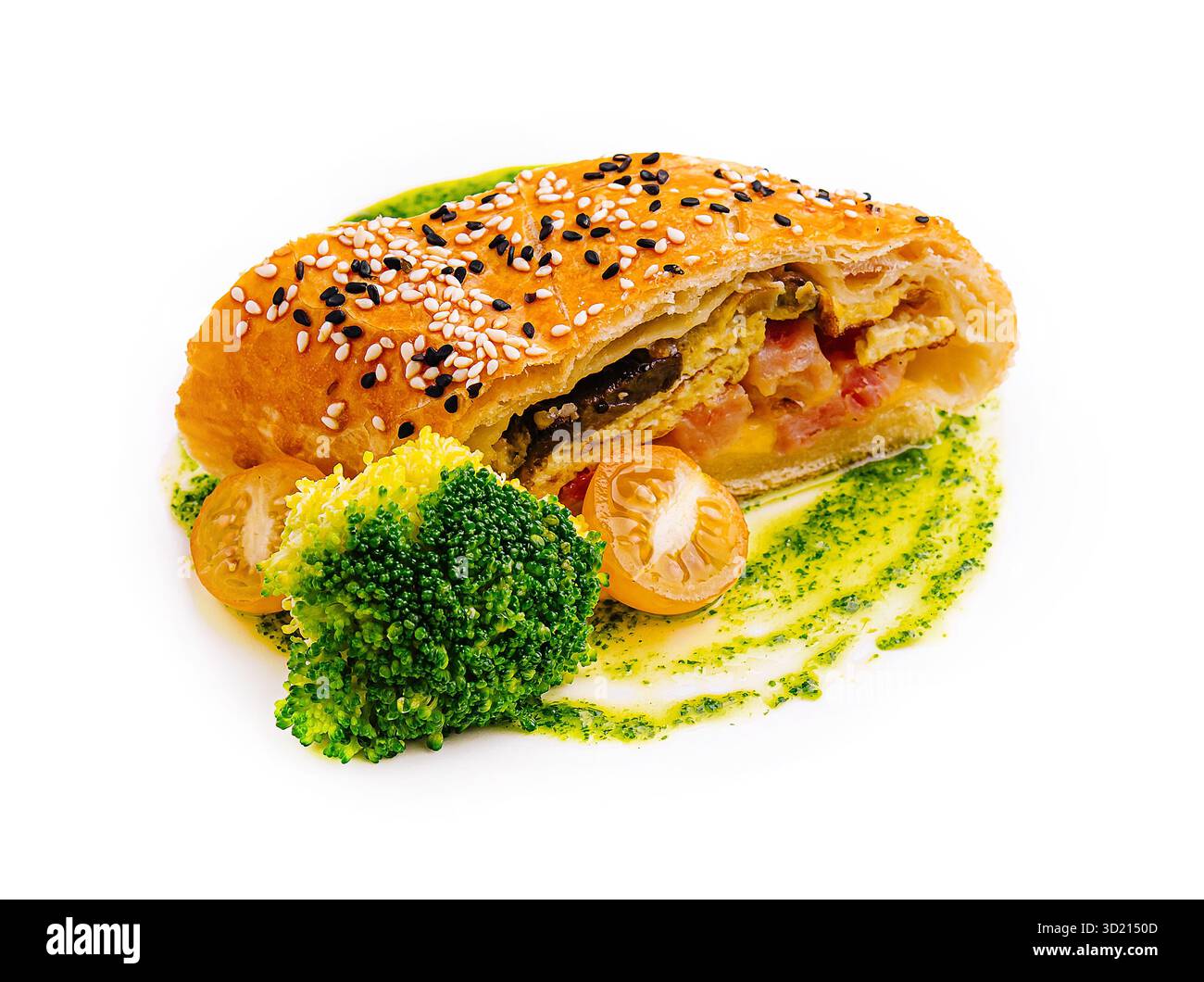 Kulinarische Kunst mit Gourmet-Gebäck mit Gemüse auf einem minimalistischen Teller Stockfoto