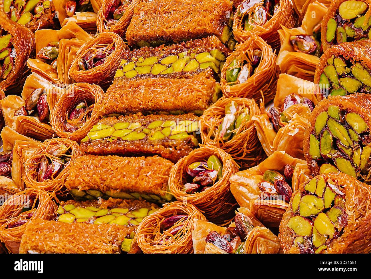 Süße Auswahl an traditionellen Backwaren aus dem Nahen Osten auf einer dekorativen Platte zum Feiern und Teilen Stockfoto