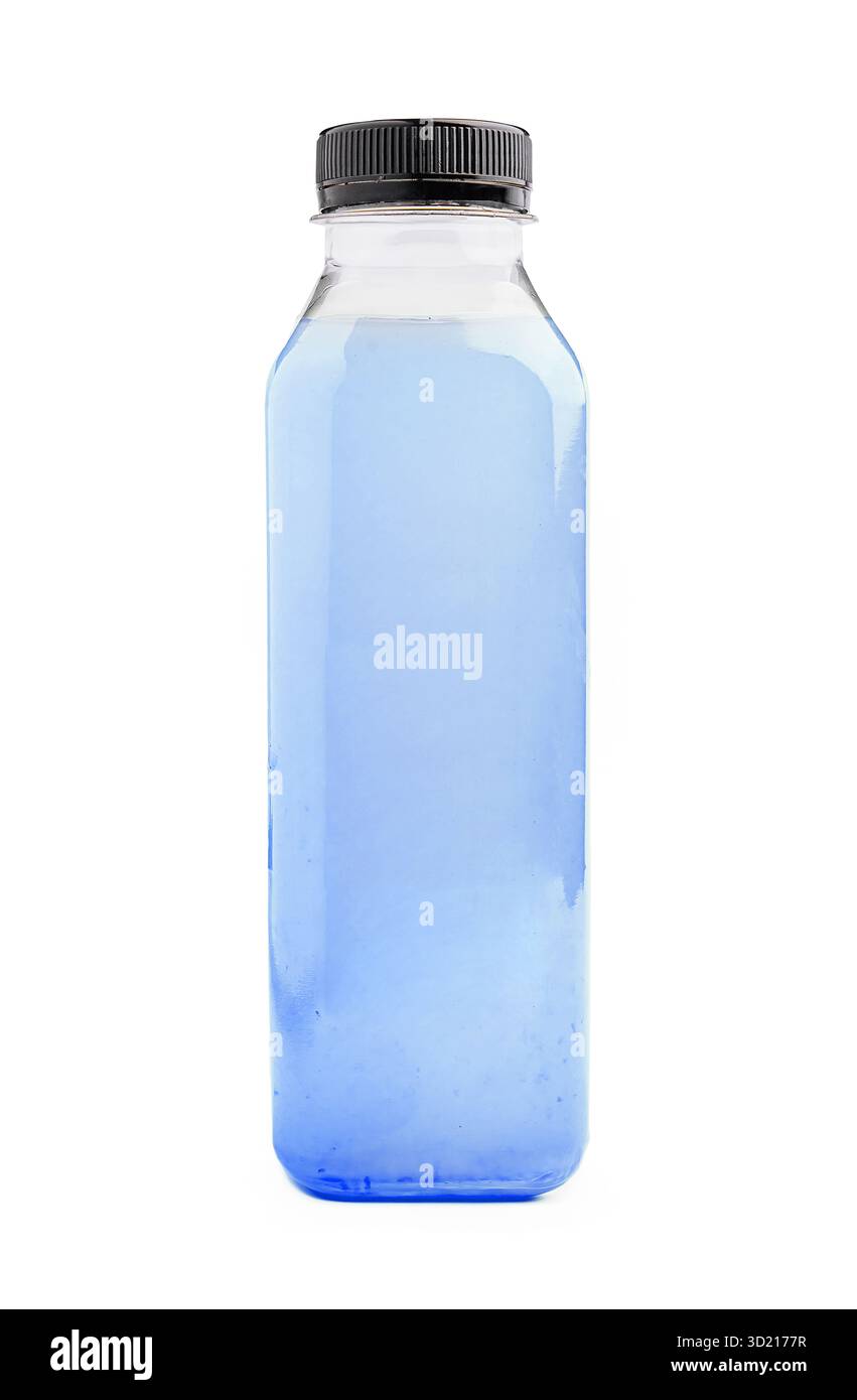 Klare Flüssigkeit in einer Kunststoffflasche mit natürlichem Licht und minimalistischem Design Stockfoto