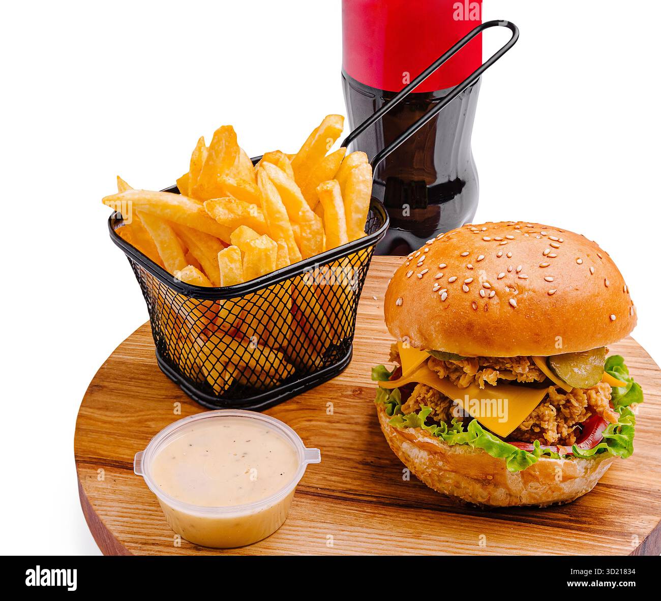 Köstliche Burgermahlzeit mit Pommes und alkoholfreiem Getränk, serviert auf einer Holzplatte Stockfoto