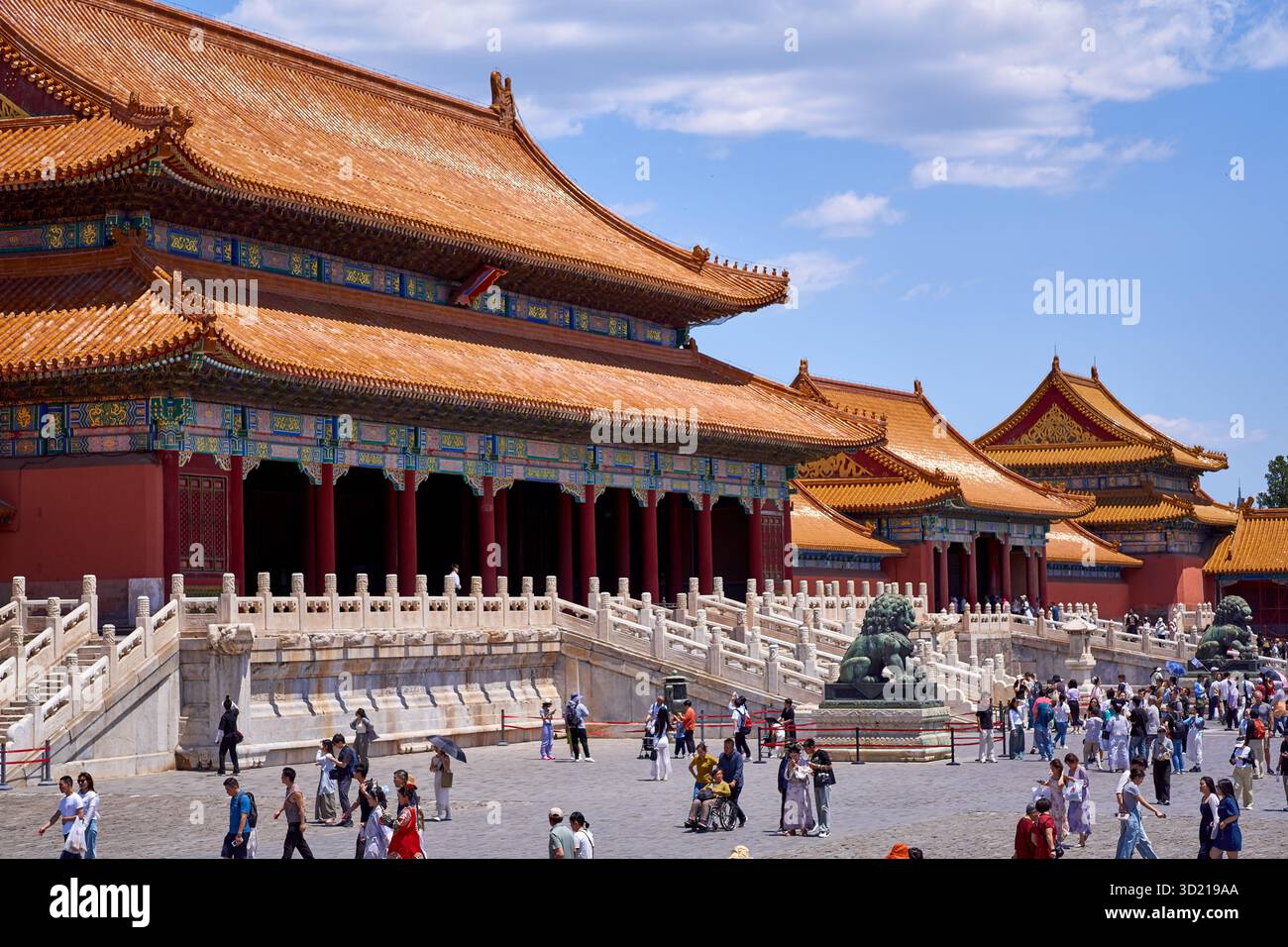 Die Halle der erhaltenen Harmonie mit ihrem äußeren Hof und Besuchern der Verbotenen Stadt in Peking Stockfoto