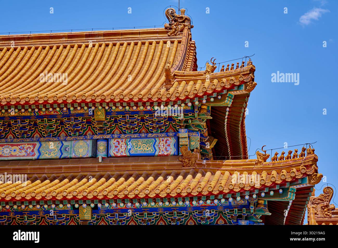 Der Saal der erhaltenen Harmonie in der Verbotenen Stadt in Peking - Nahaufnahme komplizierter Holzarbeiten und Dekorationen Stockfoto