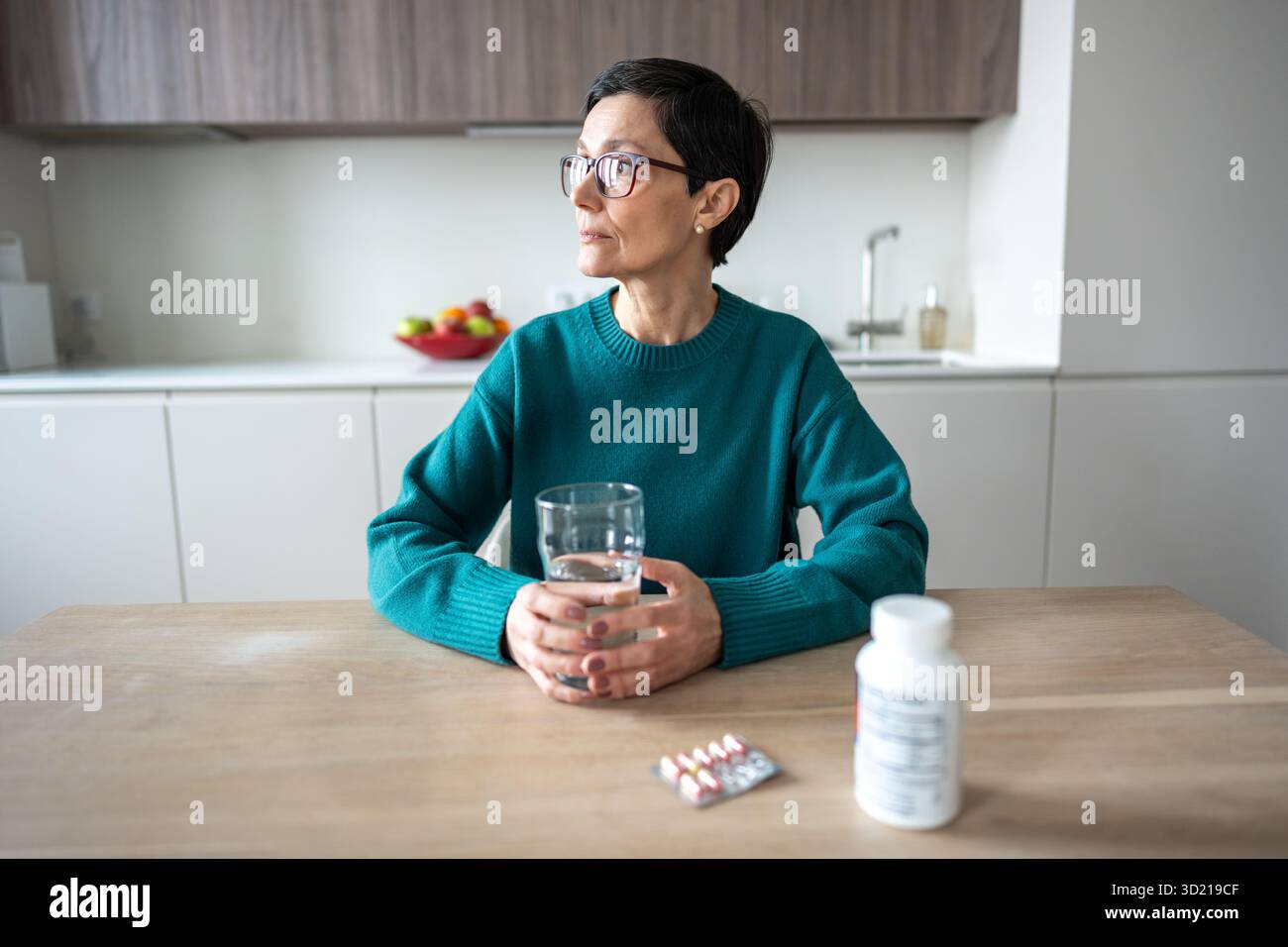 Pillen-Nebenwirkung. Depressive verängstigte Frau meiden Medikamententabletten, schaut mit Wasserglas vor Angst weg Stockfoto