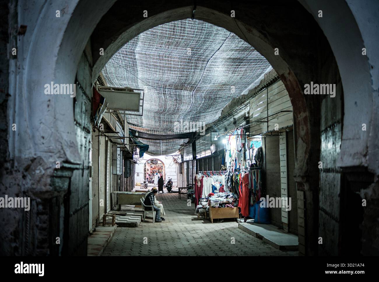 Der Verkäufer wartet auf Kunden in der verlassenen Gasse der Medina von Fes Stockfoto