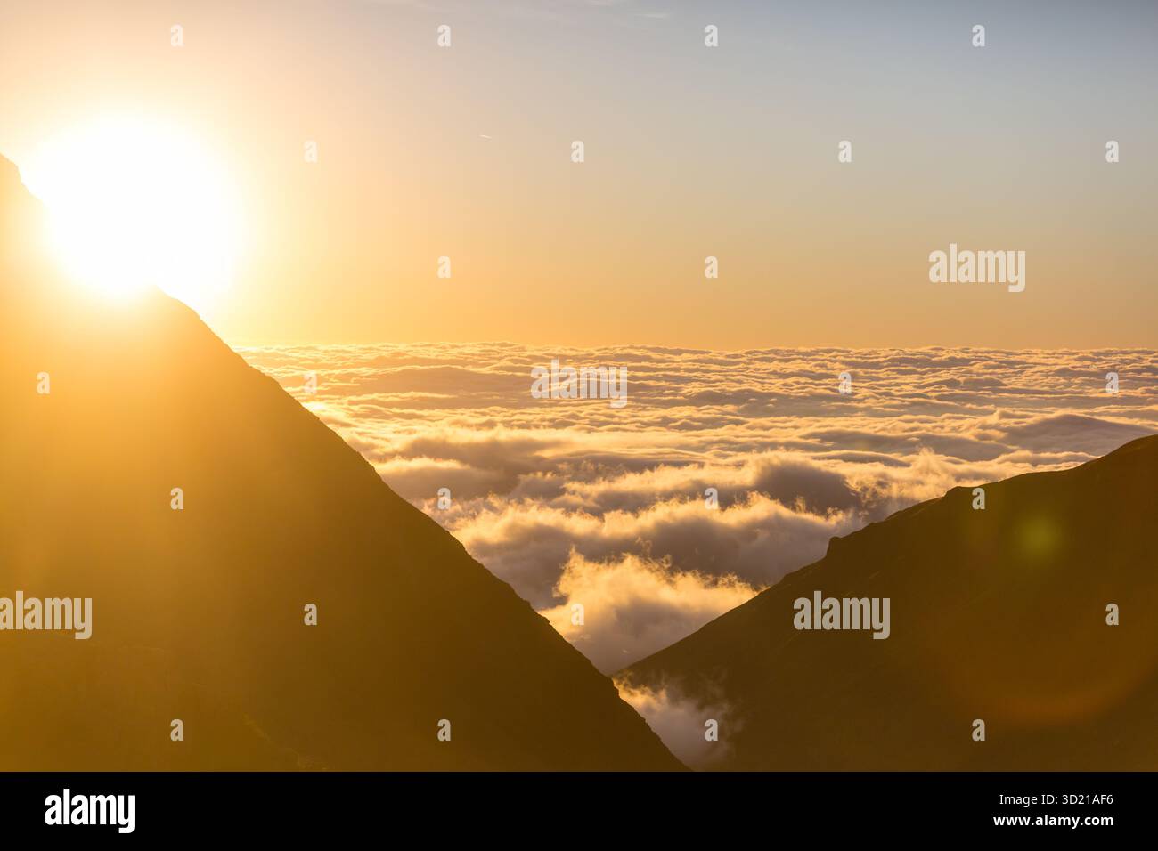 Schöne Aussicht über den Wolken in den Bergen Stockfoto