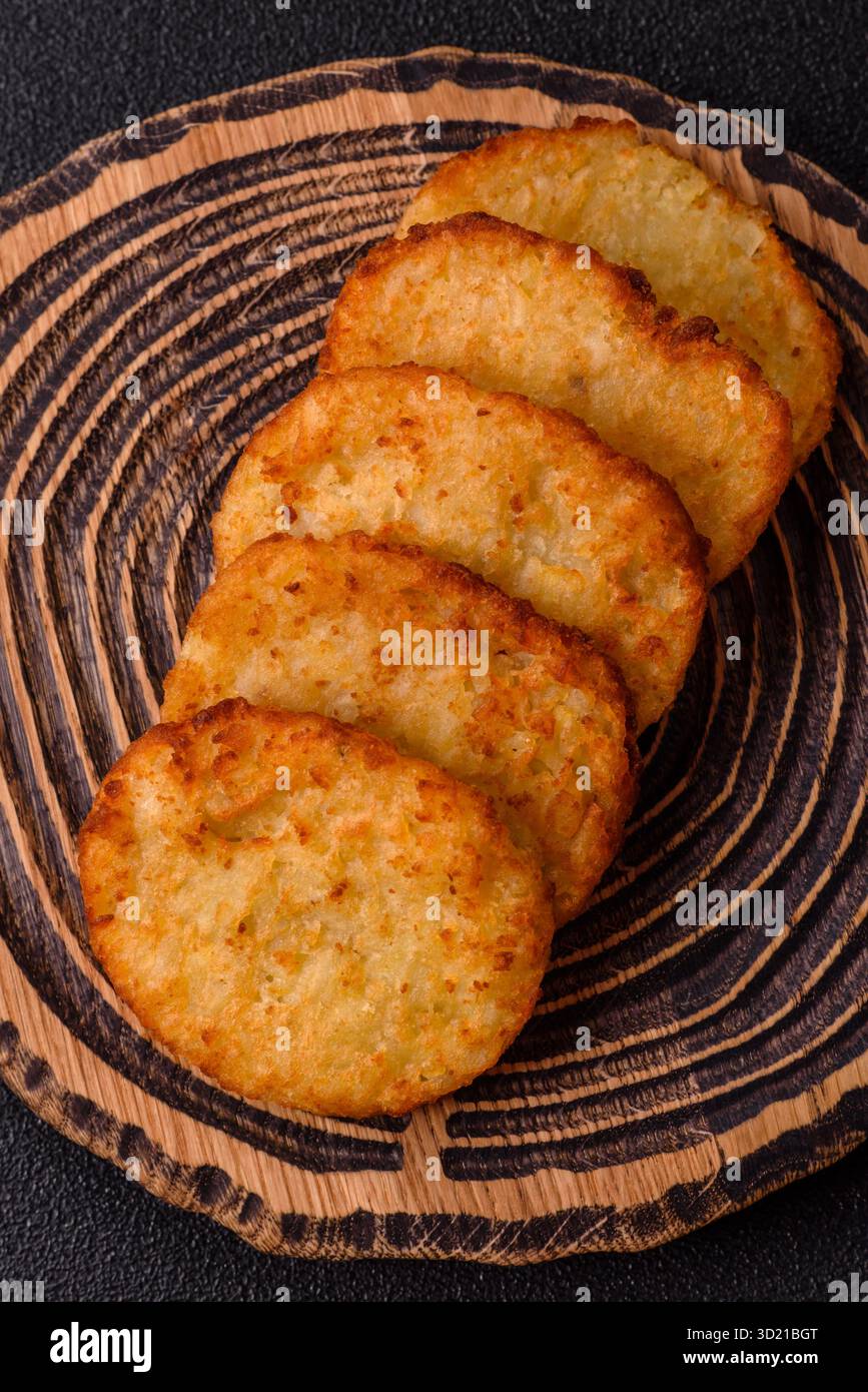Kartoffelrösti, eine Mahlzeit mit Zwiebeln, Kohl in Form von Krapfen Stockfoto