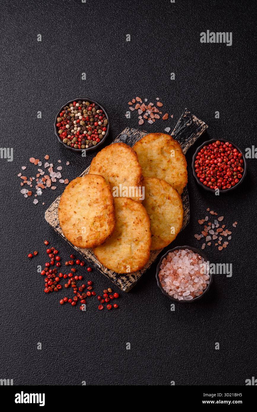 Kartoffelrösti, eine Mahlzeit mit Zwiebeln, Kohl in Form von Krapfen Stockfoto