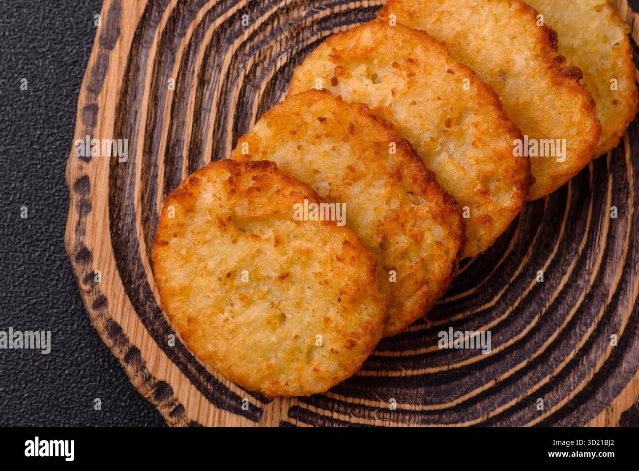 Kartoffelrösti, eine Mahlzeit mit Zwiebeln, Kohl in Form von Krapfen Stockfoto