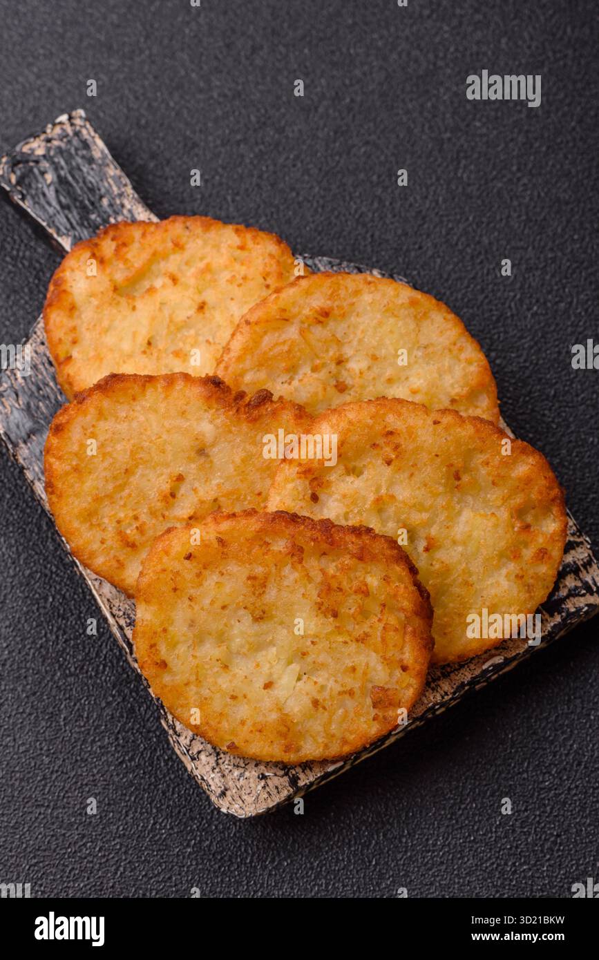 Kartoffelrösti, eine Mahlzeit mit Zwiebeln, Kohl in Form von Krapfen Stockfoto