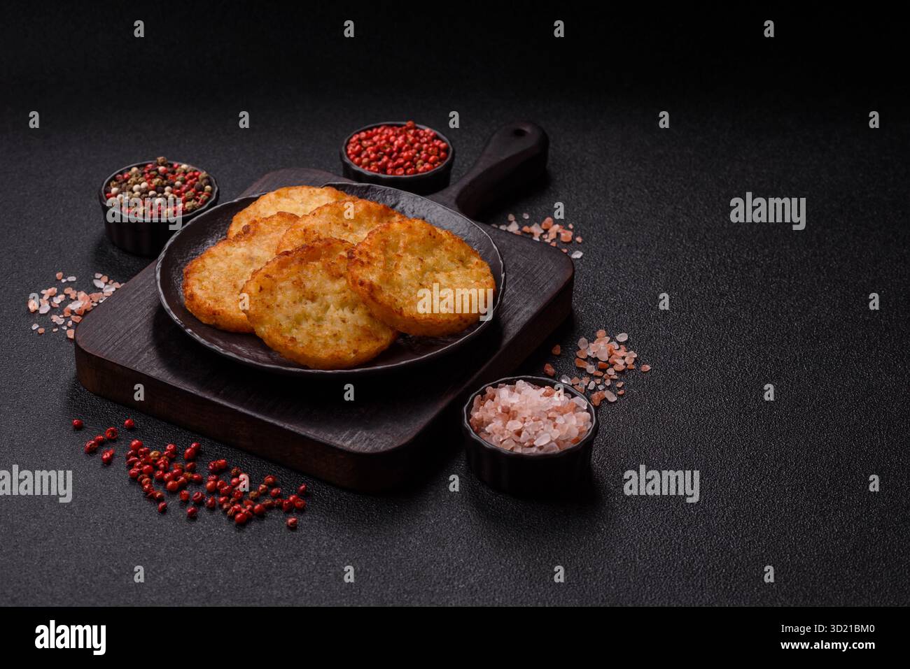 Kartoffelrösti, eine Mahlzeit mit Zwiebeln, Kohl in Form von Krapfen Stockfoto
