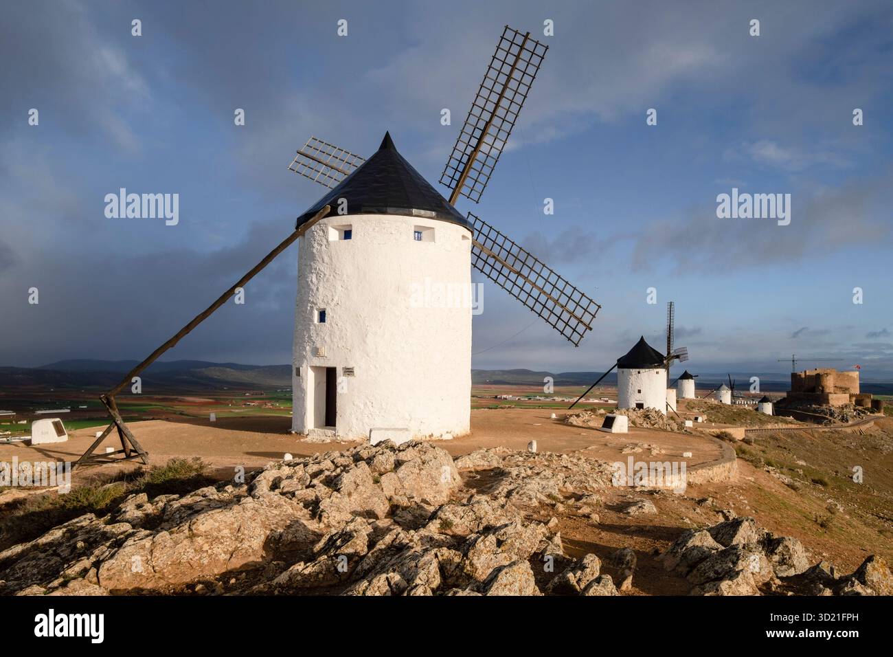 Mühlen von Consuegra mit der Burg der Muela im Hintergrund, Hügel Calderico, Consuegra, Provinz Toledo, Castilla-La Ma Stockfoto