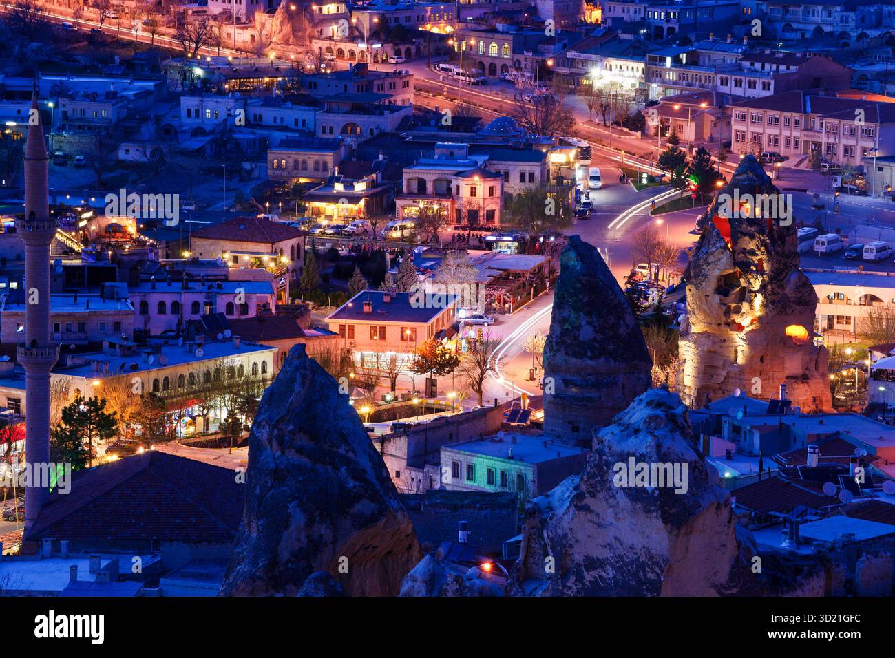Beleuchtetes Dorf am Ende des Tages, Goreme, Kappadokien, Türkei Stockfoto