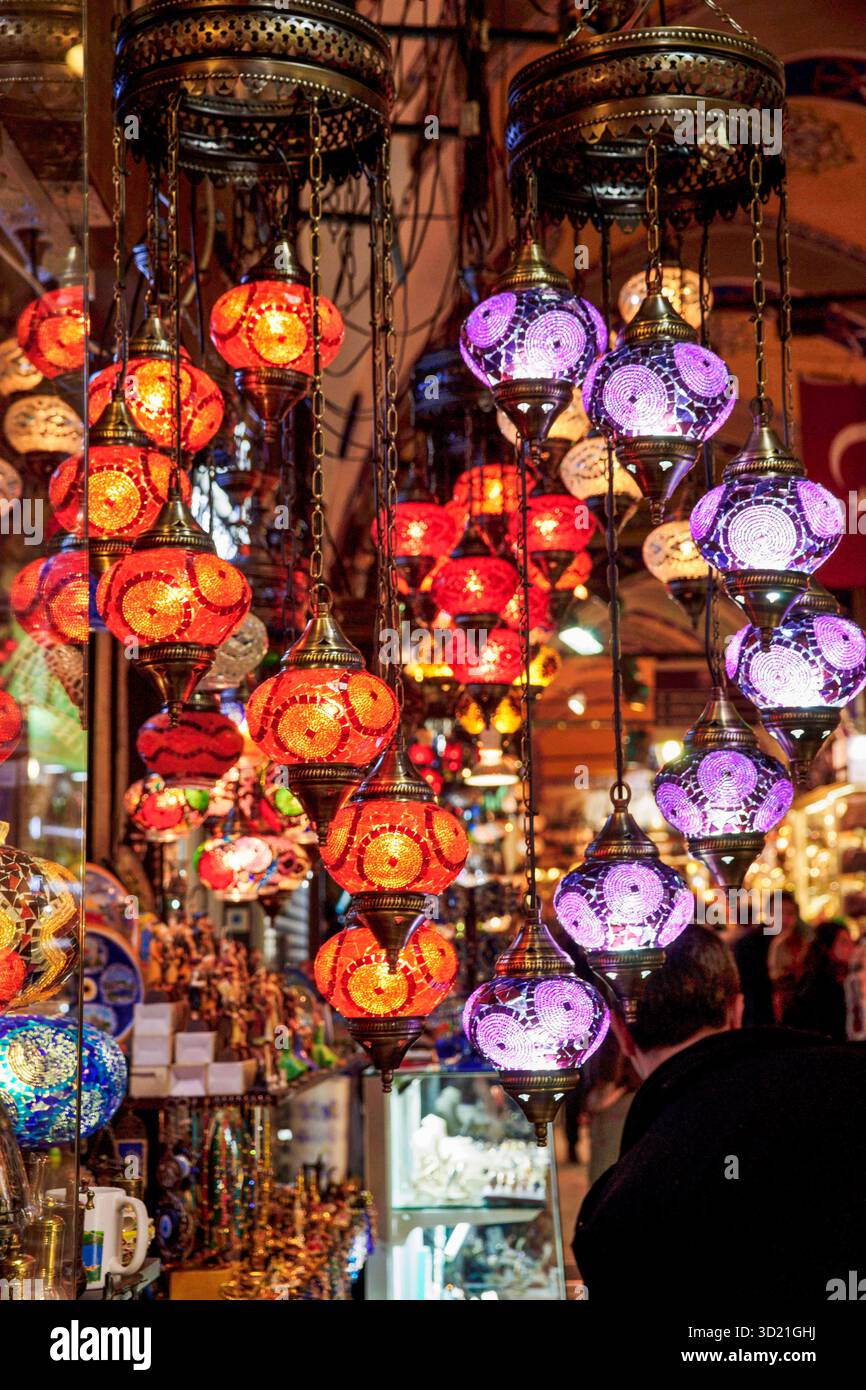 Typisch türkische Lampen, großer Basar (Kapali Carsi), 15. Jahrhundert, Istanbul, Türkei Stockfoto