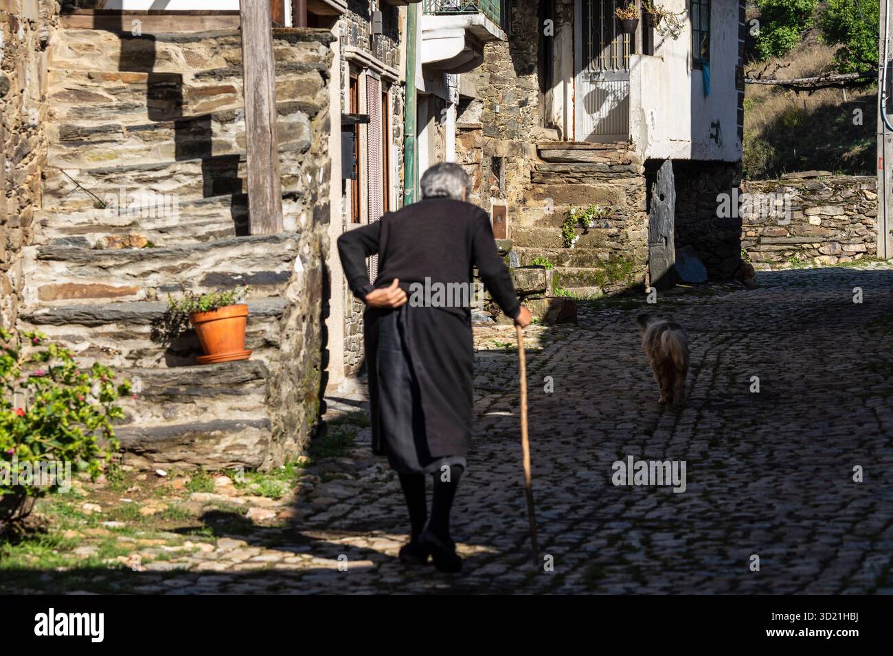 Alte Frau auf der Straße, Stadt Rio de Onor, Gemeinde Braganza, Trás-os-Montes und Alto Douro, Portugal Stockfoto