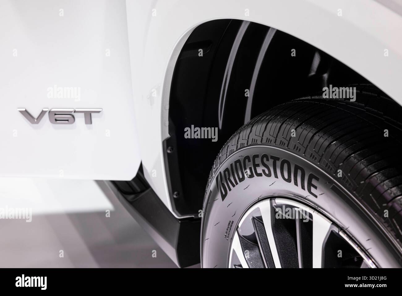Tokio, Japan. Oktober 2025. Raddetails von Nissan Patrol auf der Japan Mobility Show 2025 zu sehen. Die Japan Mobility Show 2025 ist eine zweijährliche Veranstaltung (30. Oktober bis 9. November) im Tokyo Big Sight, die von der historischen Tokyo Motor Show umbenannt wurde, um zukünftige Mobilität über Autos bis hin zu Elektrofahrzeugen, Wasserstofftechnologie, eVTOLs, Motorrädern und branchenübergreifenden Innovationen zu beleuchten. Quelle: SOPA Images Limited/Alamy Live News Stockfoto