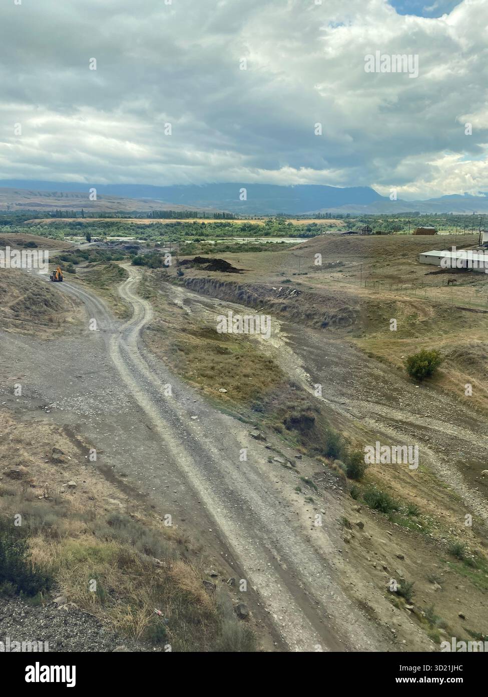Die ländliche Landschaft in Adjara, Georgia, bietet eine gewundene Feldstraße durch trockenes, hügeliges Gelände Stockfoto