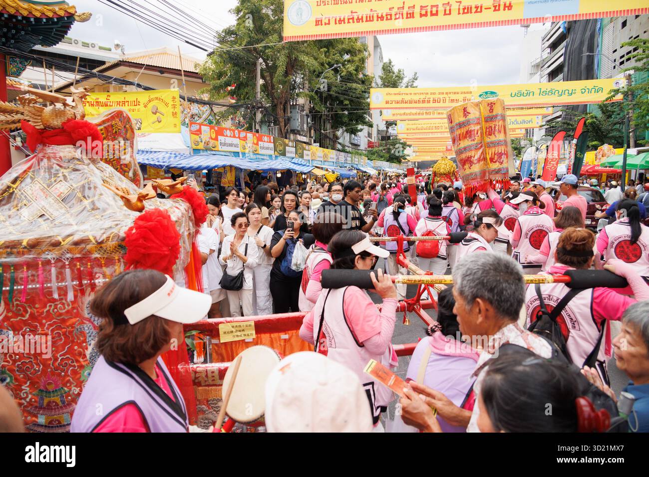 Vegetarisches Festival (J Festival) in Thailand in Yaowarat China Town, Schrein Prozession für Menschen zum Gottesdienst, 25. Oktober 2025. Bangkok, THAILAND. Stockfoto