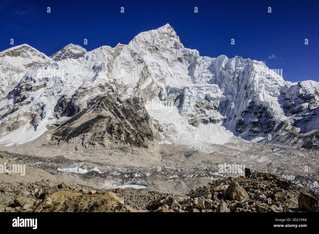 Gruppe von Bergsteigern, die Kala Patthar, Nuptse (7.864 m) und Mount Everest (8.848 m) besteigen. Khumbu-Gletscher. Sagarmatha National Stockfoto