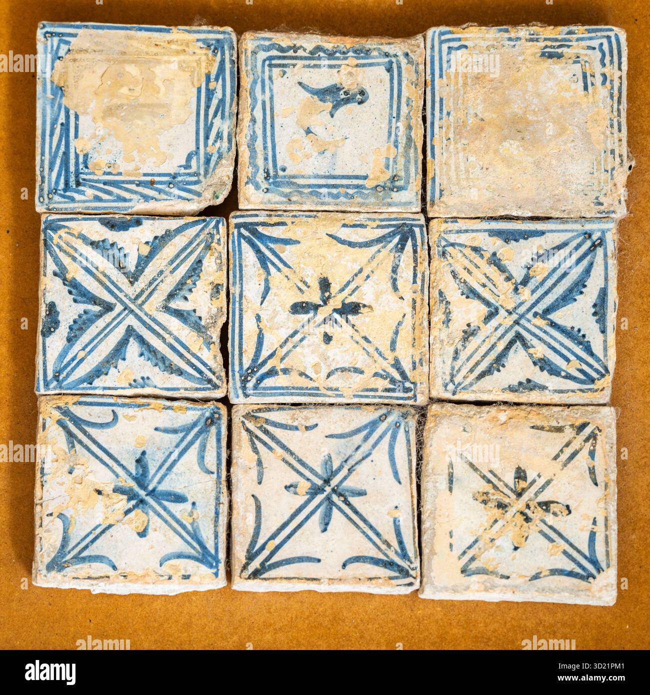 Glasierte Fliesen mit Pinseldekoration, 15. Jahrhundert, aragonesische Werkstatt, Diözesanmuseum Huesca, Aragon Gemeinde, Spanien Stockfoto