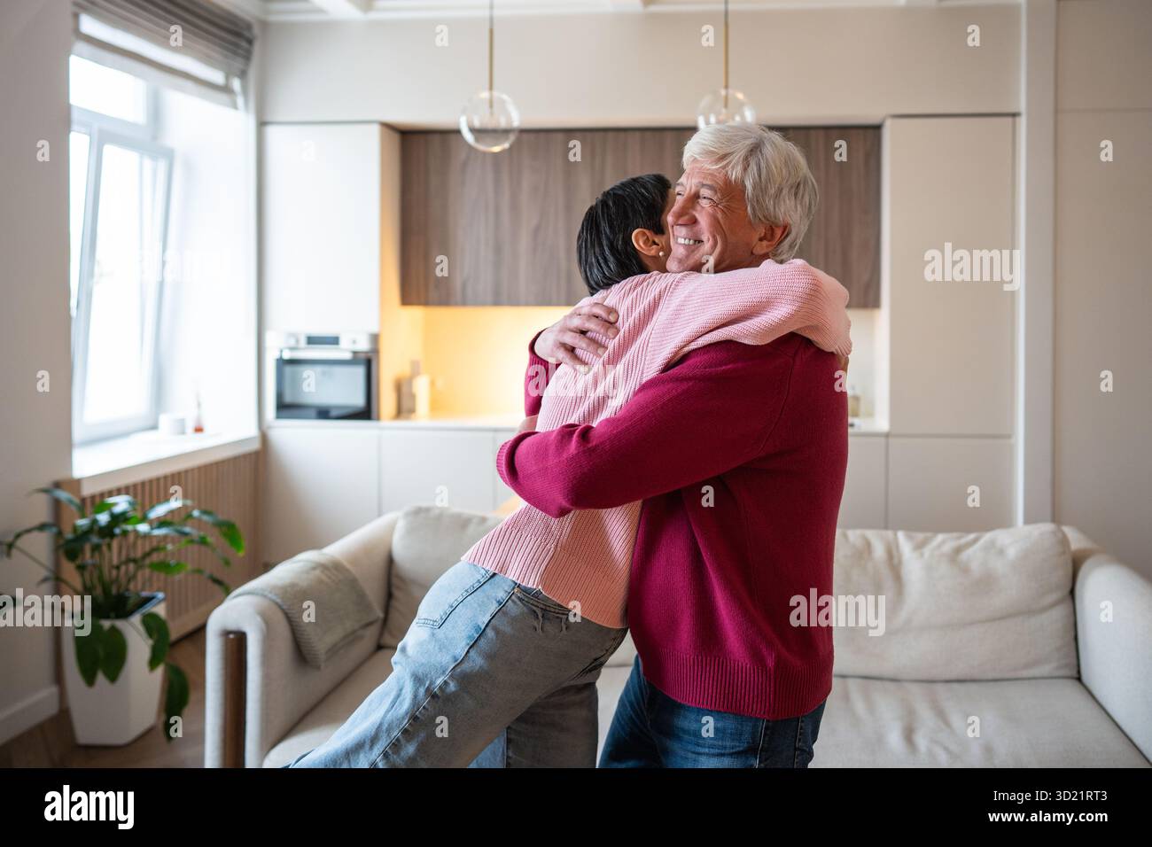 Ich freue mich, dass die ältere Frau den Ehemann aufgeregt umarmen würde. Reife Liebesfreude, gute Nachrichten, fröhliche Verbindung Stockfoto