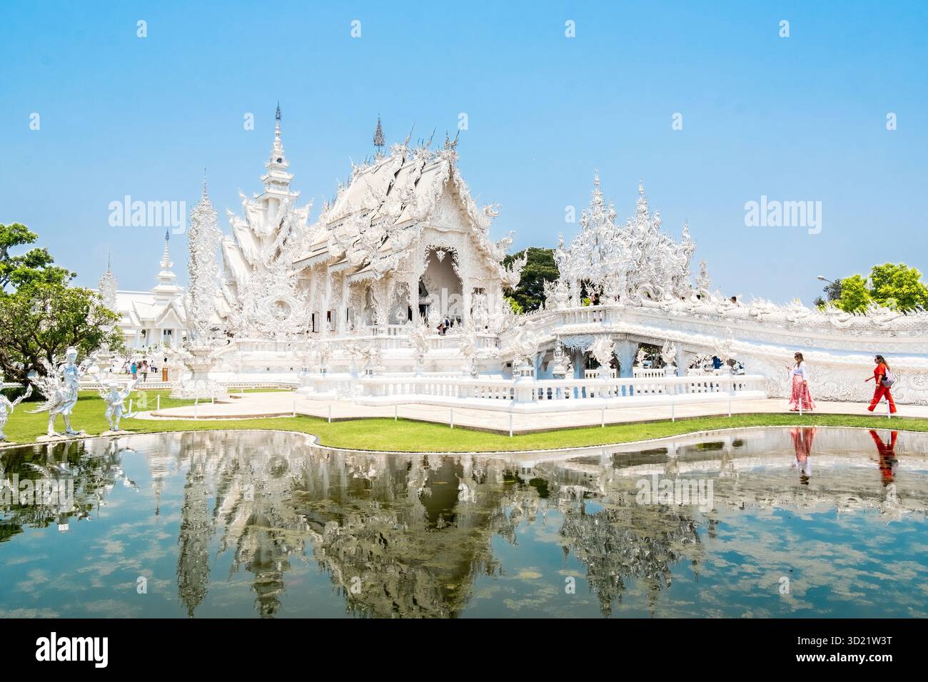 Wat Rong Khun, der weiße Tempel, der sich auf der Wasseroberfläche in Chiang Rai, Thailand spiegelt Stockfoto