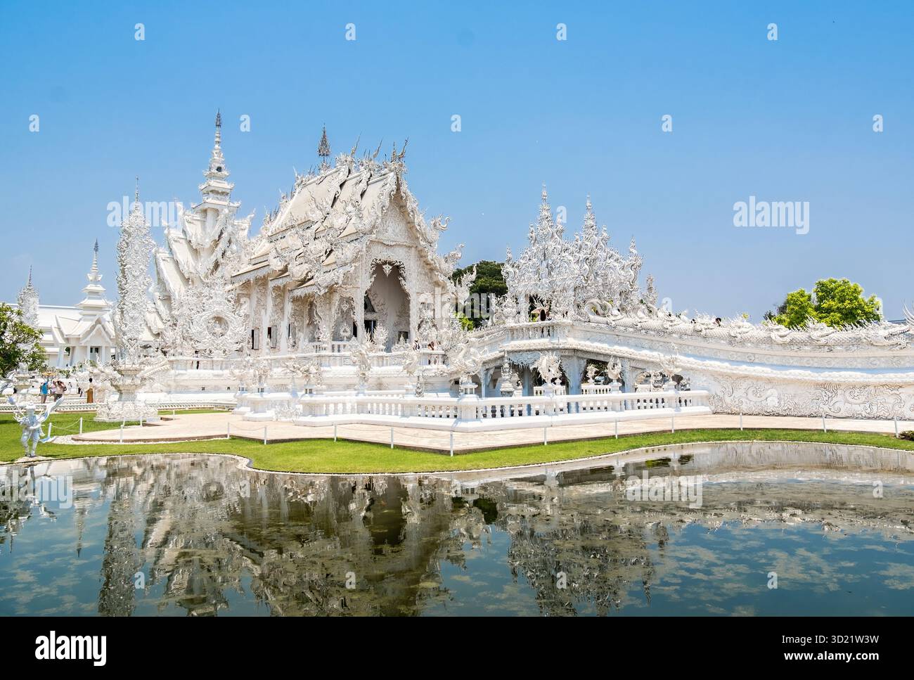 Wat Rong Khun, der weiße Tempel, der sich im Wasserteich spiegelt, Chiang Rai, Thailand Stockfoto