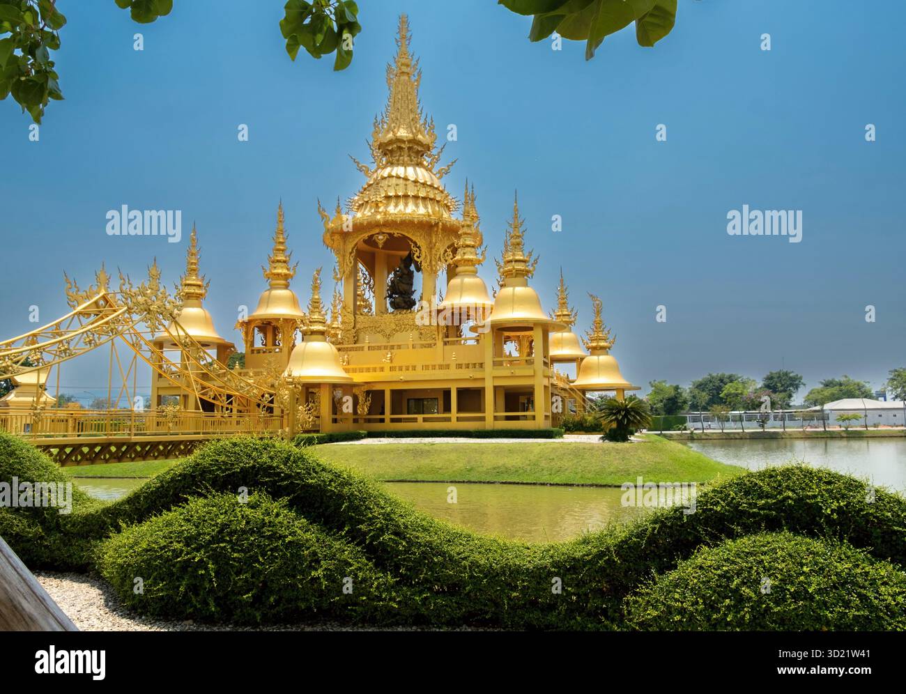 Wat Rong Khun, Weißer Tempel, der unter blauem Himmel in Chiang Rai, Thailand leuchtet Stockfoto