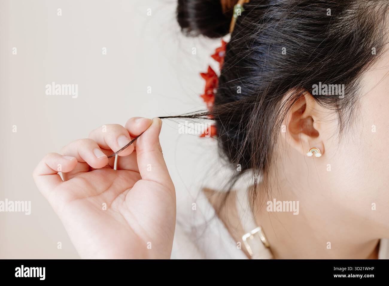 Haarziehstörung oder Trichotillomanie psychische Gesundheitsprobleme durch Stresssorgen bei Frauen Stockfoto