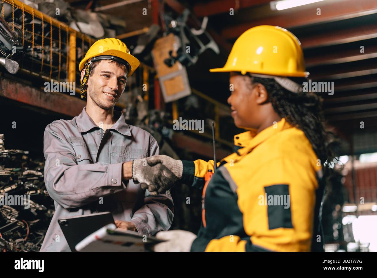 Angestellte Frauen und Freund des Mannes schütteln die Hand beim ersten Treffen und arbeiten glücklich zusammen Stockfoto