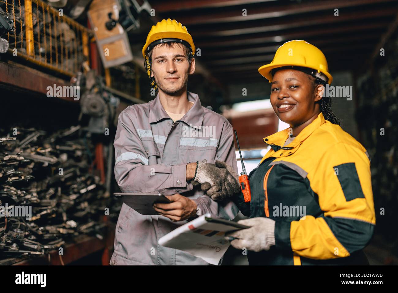 Angestellte Frauen und Freund des Mannes schütteln die Hand beim ersten Treffen und arbeiten glücklich zusammen Stockfoto
