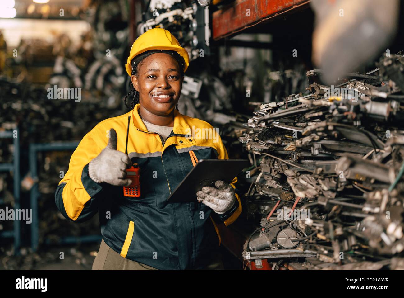Glückliche, lächelnde schwarze afrikanische Ingenieurinnen zeigen die Daumen für immer hoch wie bestätigte Geste Stockfoto