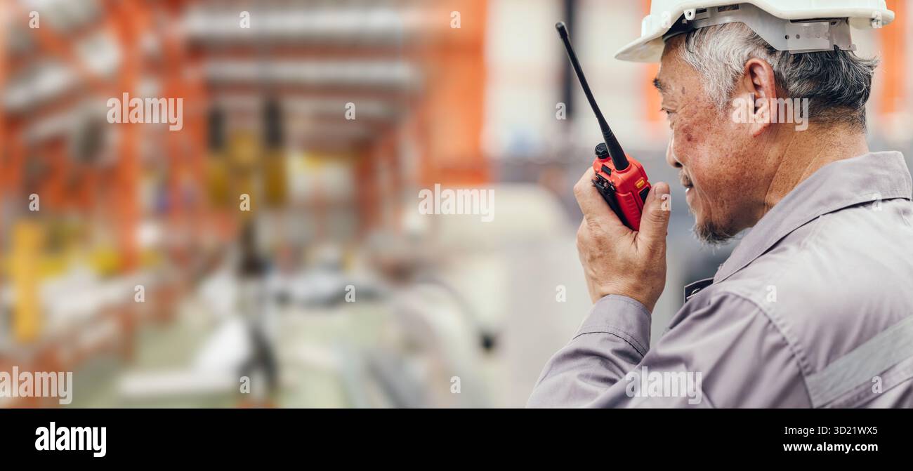 Leitender japanischer Chief Officer Ingenieur Mann hohe Leistung Arbeiter Steuerung Betrieb Fabrik mit Handfunk Nahaufnahme mit Platz für Text breit für Stockfoto