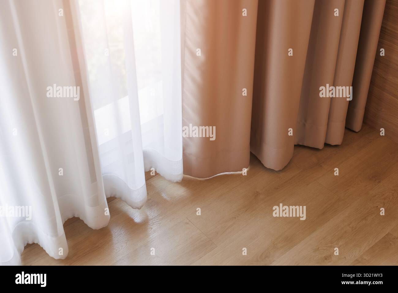 Sonnenlicht, das durch den Vorhang scheint, transparenter Vorhang und Verdunkelungsvorhang, Fensterhaus mit Holzboden Stockfoto