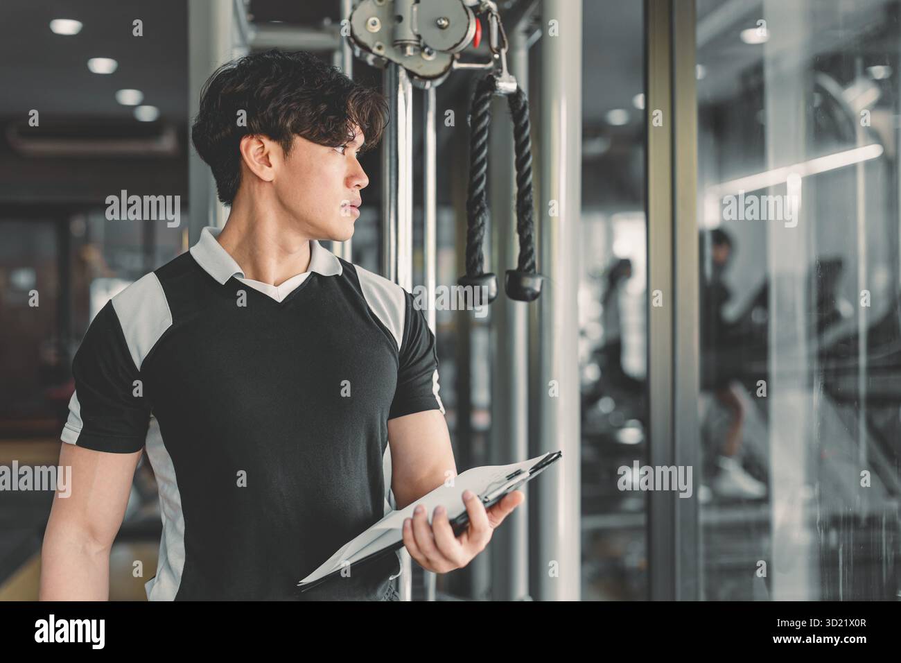 Sport gesunde asiatische Frauen sitzen im Fitnessstudio Fitness mit Tablet, lernen Online Sport Training moderner Lebensstil Stockfoto