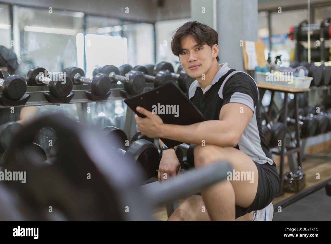 Sport gesunde asiatische Frauen sitzen im Fitnessstudio Fitness mit Tablet, lernen Online Sport Training moderner Lebensstil Stockfoto