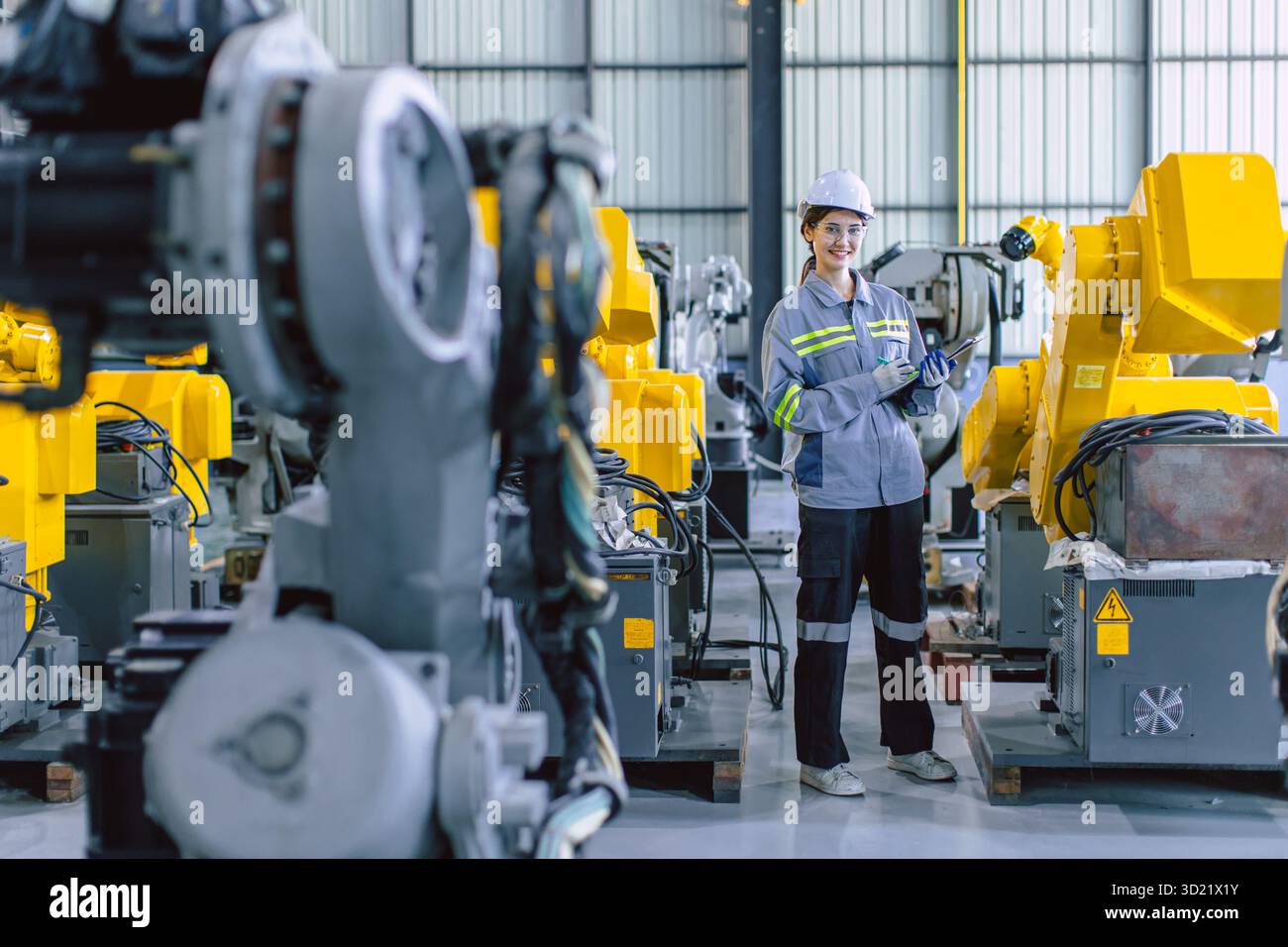 Professionelle Ingenieure, die in der Roboterindustrie der modernen Technologie, der Automatisierungstechnik, der Roboterarmmontageanlage arbeiten Stockfoto