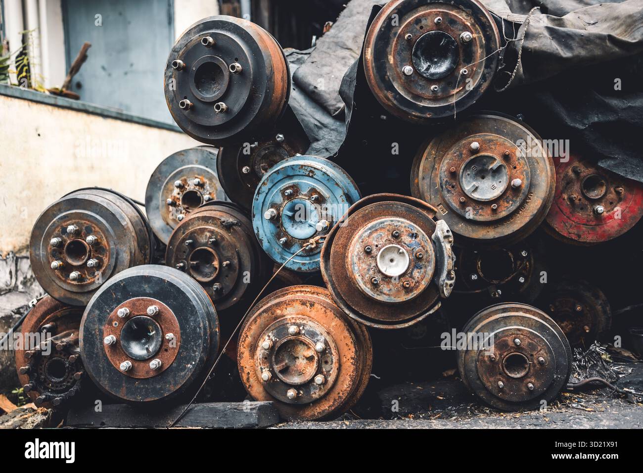 Garage Schrottplatz, altes Gebrauchtfahrzeug Ersatzteil Motorblock Karosserieteile Lagerung für Recycling oder Reparatur zum Verkauf Stockfoto