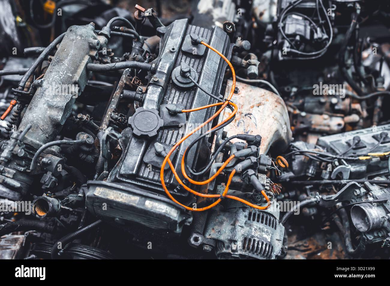 Garage Schrottplatz, altes Gebrauchtfahrzeug Ersatzteil Motorblock Karosserieteile Lagerung für Recycling oder Reparatur zum Verkauf Stockfoto