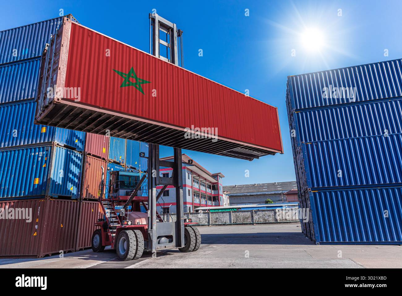 Produkte, die Frachtgüter mit marokkanischer Flagge für Import-Export-Geschäft aus Tanger Med Port Marokko Land versenden Stockfoto