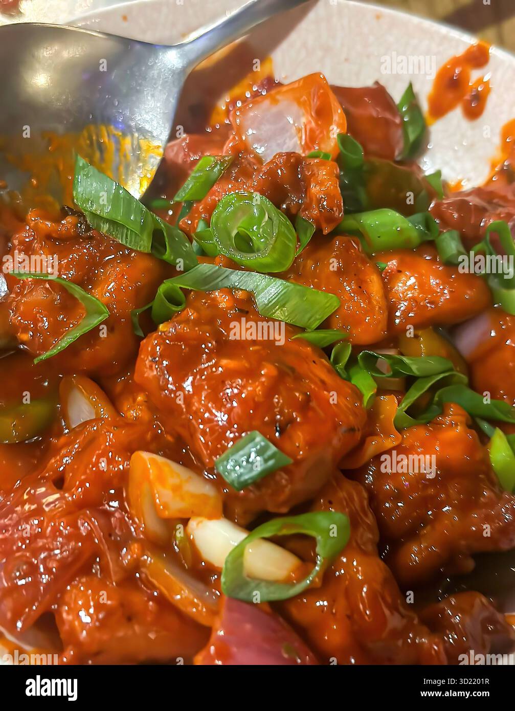 Würziges Chili-Hähnchen mit grünen Zwiebeln Stockfoto