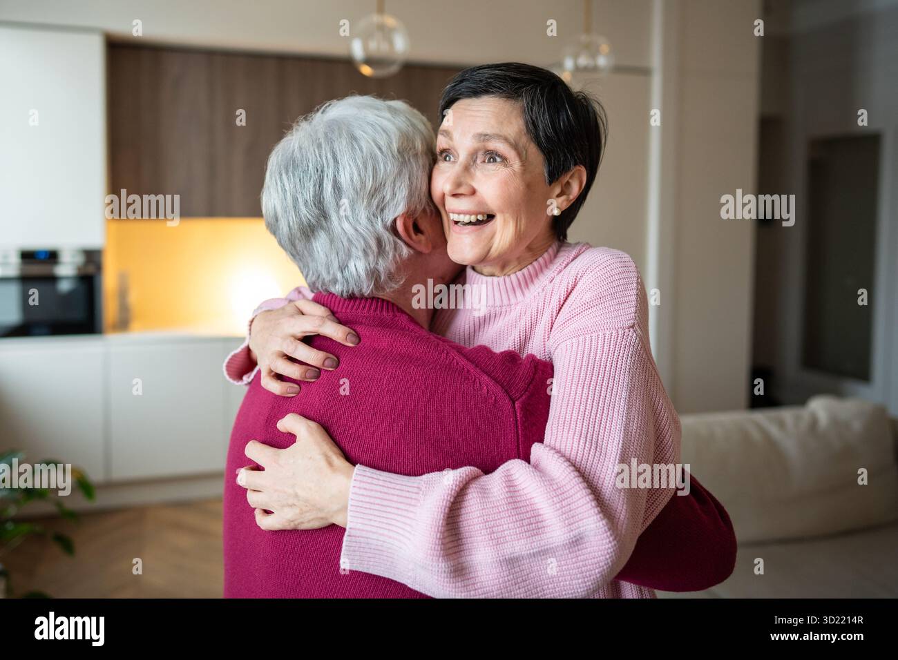 Aufgeregte, ältere Frau, die den Ehemann glücklich umarmt. Gute Nachrichten feiern, Glück teilen, Familie lieben Stockfoto