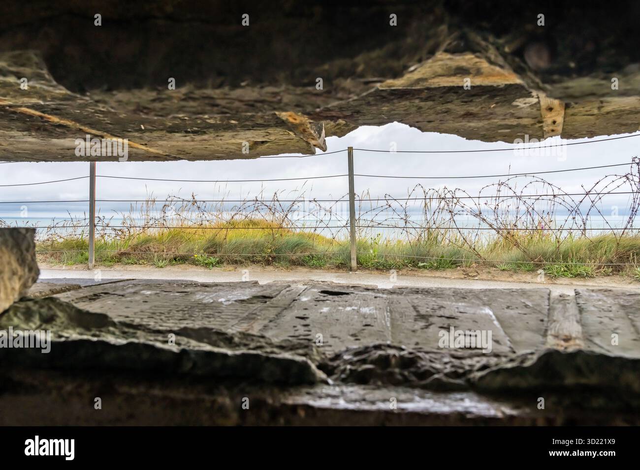 Erinnerung an den D-Day: Eine Poignant-Reise entlang des Omaha Beach, wo die Echos der Geschichte auf das Meer treffen Stockfoto
