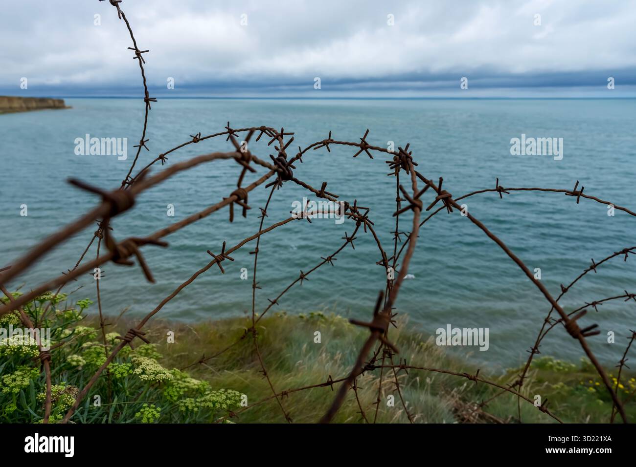 Erinnerung an den D-Day: Eine Poignant-Reise entlang des Omaha Beach, wo die Echos der Geschichte auf das Meer treffen Stockfoto