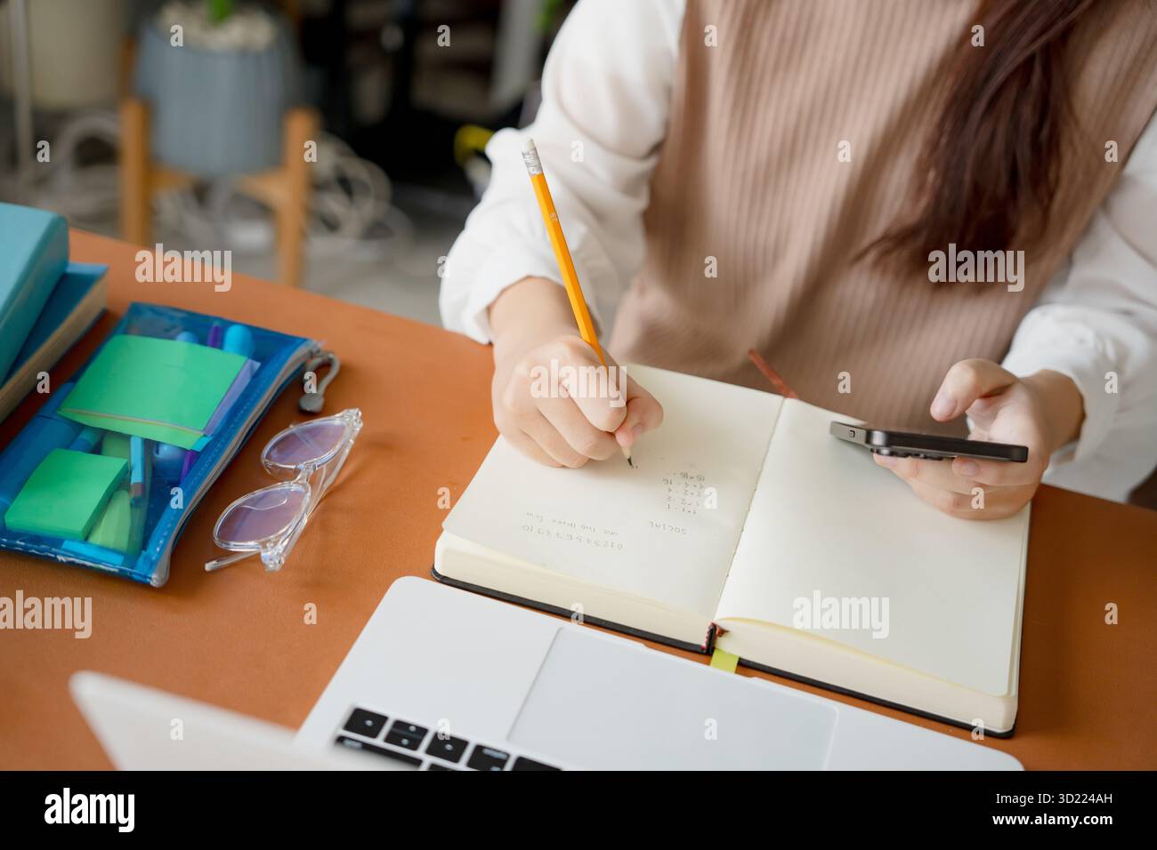 Asiatisches Mädchen Studenten, die Prüfung Hand halten Bleistift Schreiben Antwort in Universität Klassenzimmer Bildung High School oder Universität St Stockfoto