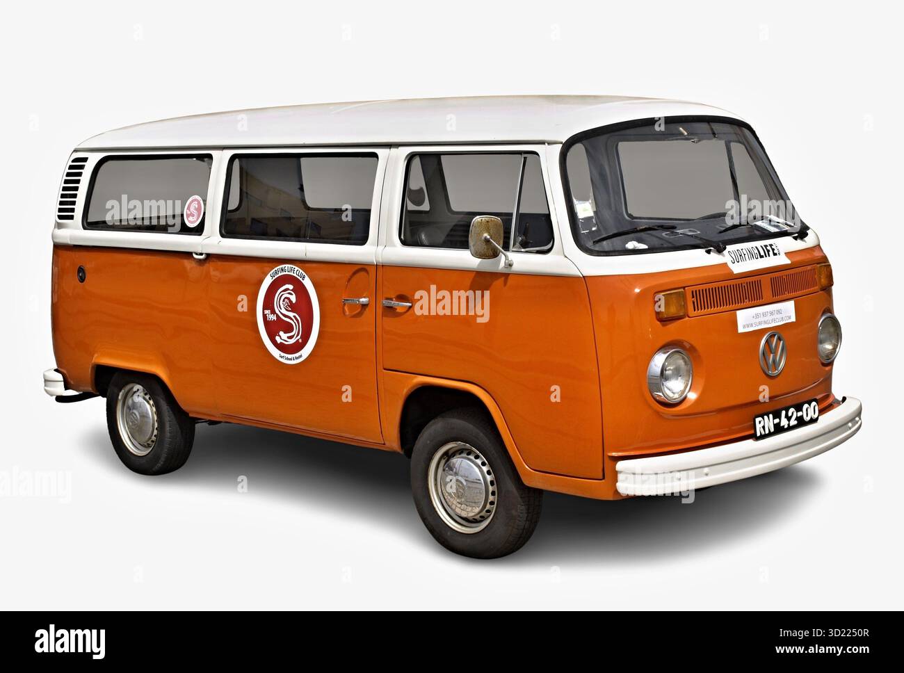 Orangefarbenes und weißes Volkswagen Kombi Van geparkt, Surfing Life Club Logo Stockfoto