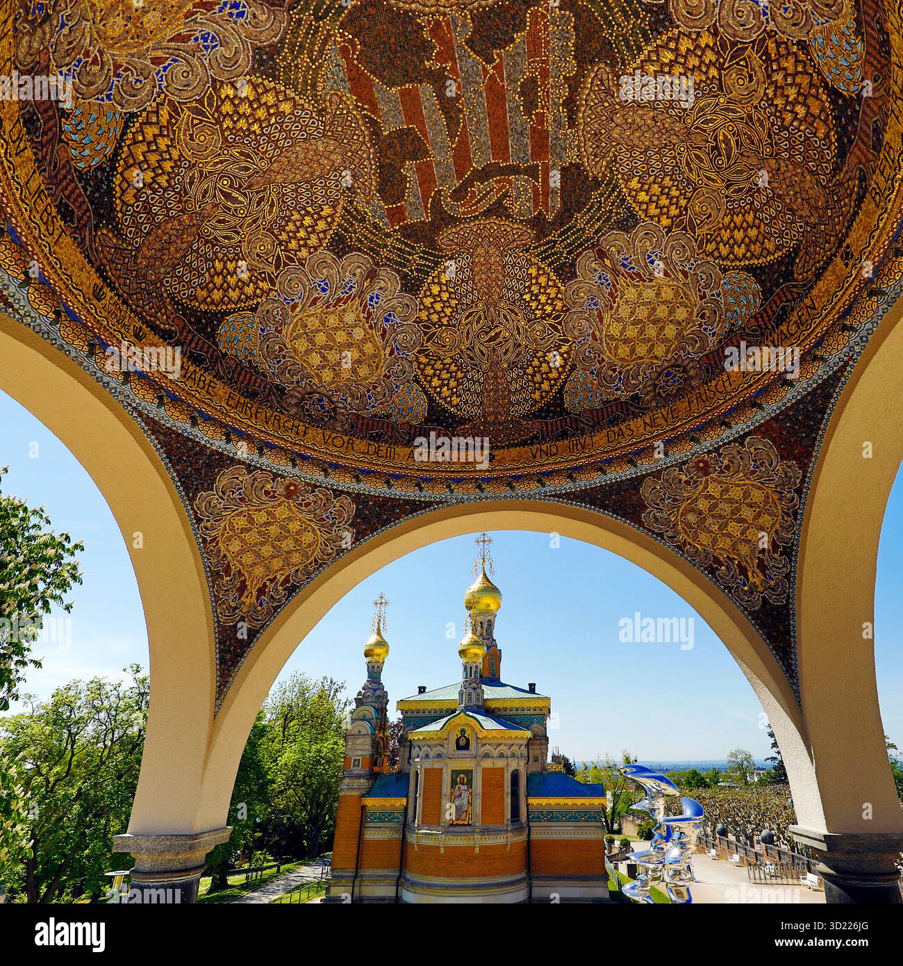 Ausblick aus dem Pavillion mit dem Mosaik auf die Russische Kapelle, Mathildenhoehe, UNESCO-Welterbe, Darmstadt, Hessen, Deutschland, Europa Stockfoto