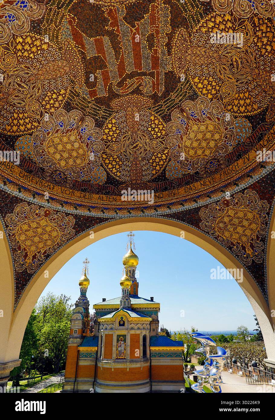Ausblick aus dem Pavillion mit dem Mosaik auf die Russische Kapelle, Mathildenhoehe, UNESCO-Welterbe, Darmstadt, Hessen, Deutschland, Europa Stockfoto